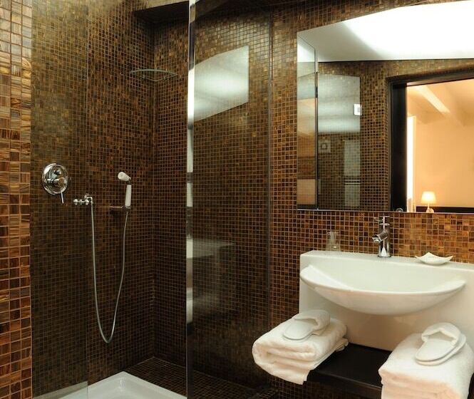 اتاق لوکس, Ucciardhome