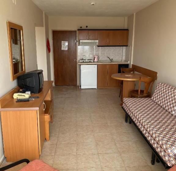Люкс Вид на Сад, Tuntas Family Suites Kusadasi