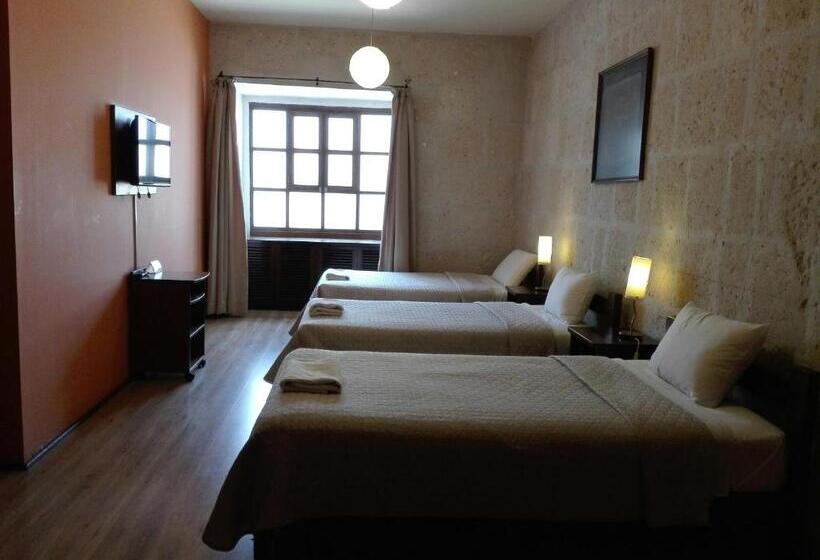חדר סטנדרט לשלושה, Casablanca Hostal