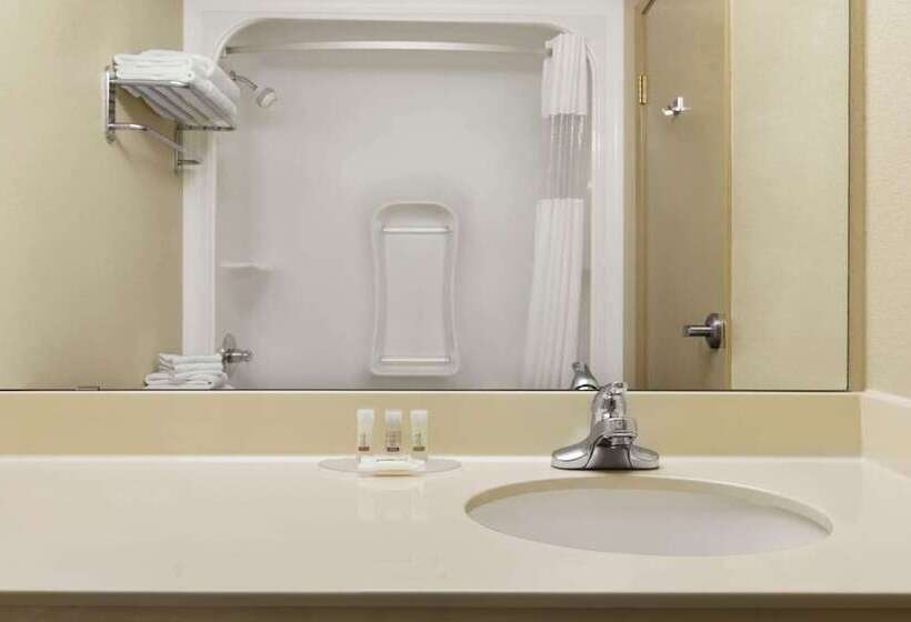 Люкс, Days Inn & Suites By Wyndham Thompson