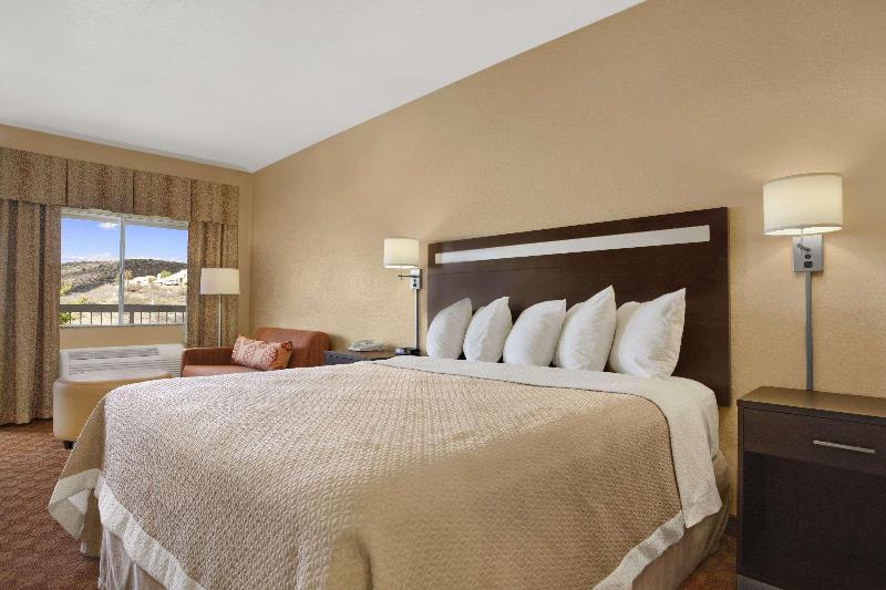 Deluxe Suite King Bed, Golden Tulip Bund New Asia