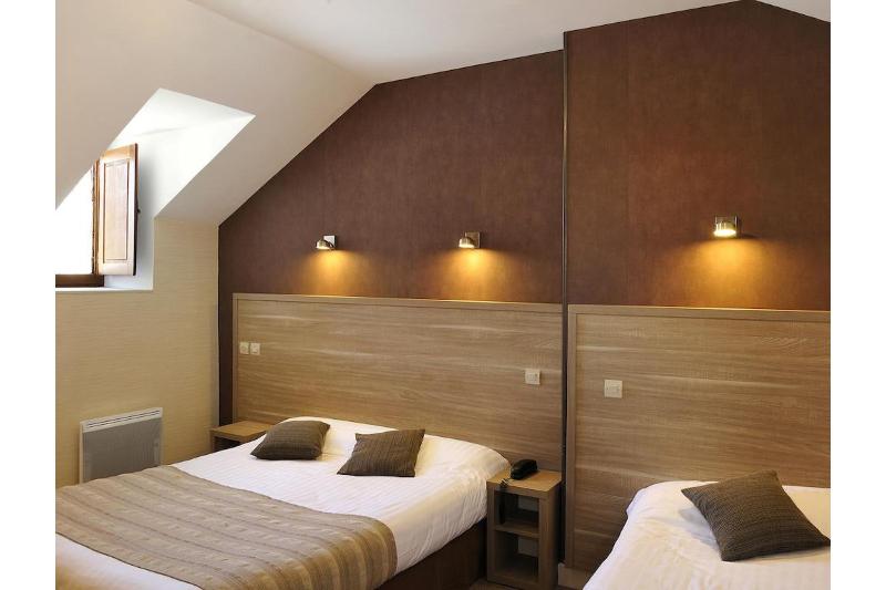 Номер Стандарт Трехместный, Logis Hôtel Restaurant Le Puits Doré
