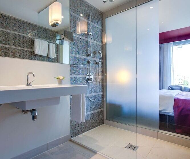Номер Стандарт, Radisson Blu Media Harbour Hotel, Düsseldorf