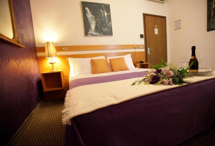 חדר סטנדרט לשלושה, Art