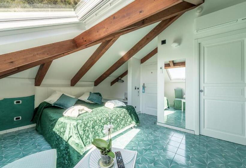 اتاق لوکس با بالکن و چشمانداز دریا, Villa Annalara Charme And Relax
