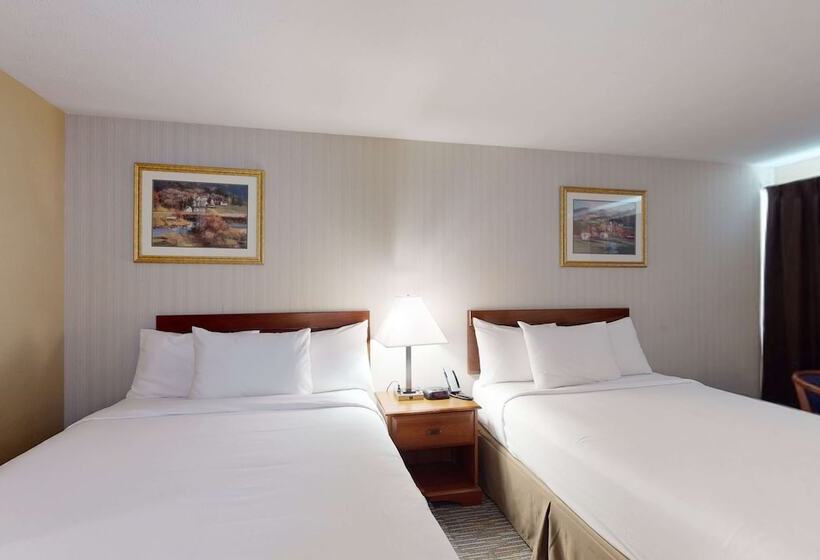 스탠다드 룸 더블 침대 2개, Ramada By Wyndham Strasburg   Shenandoah Valley