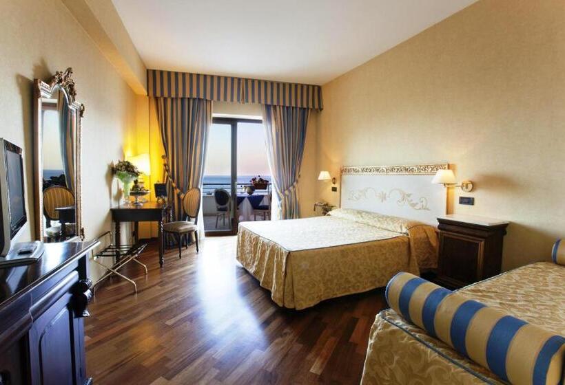 اتاق سه نفره سوپریور با چشم‌انداز دریا, Punta Campanella Resort & Spa