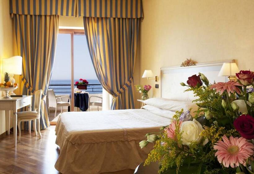 اتاق سه نفره سوپریور با چشم‌انداز دریا, Punta Campanella Resort & Spa