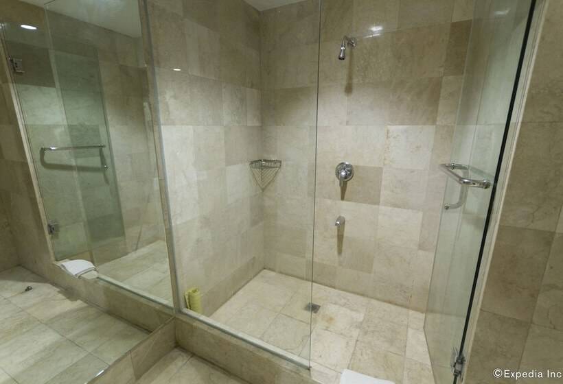 Люкс Deluxe 2 Спальни, Crown Regency Hotel And Towers