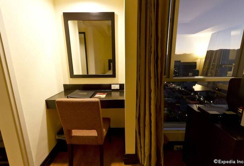 Люкс Deluxe 2 Спальни, Crown Regency Hotel And Towers