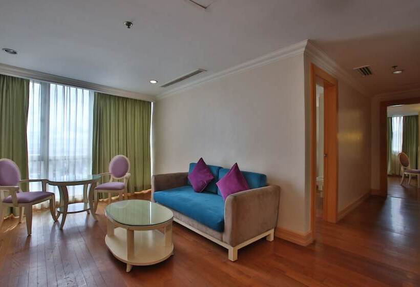 Люкс Deluxe 2 Спальни, Crown Regency Hotel And Towers