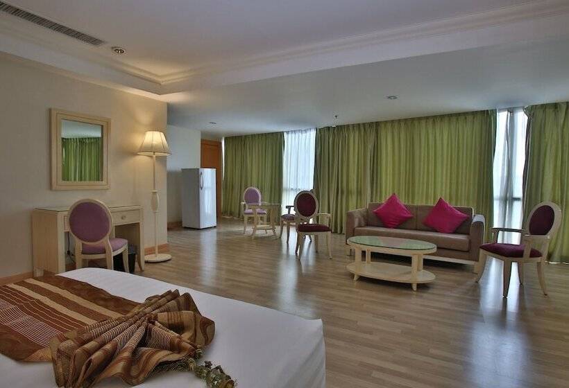 Люкс Deluxe 2 Спальни, Crown Regency Hotel And Towers