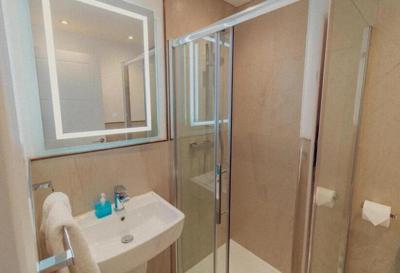 Номер Deluxe, Mayfield Suites