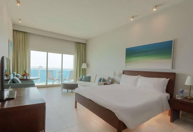Habitación Premium Vista al Mar., Radisson Blu Resort Fujairah