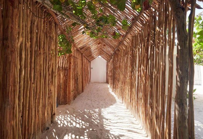 带大床的套房, Roc Luxe Tulum