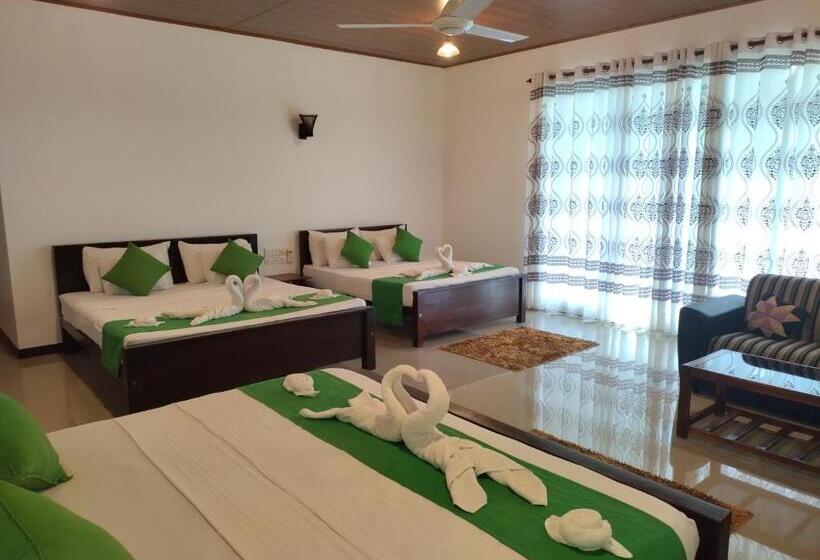 اتاق لوکس خانوادگی, Village Mango Resort Yala
