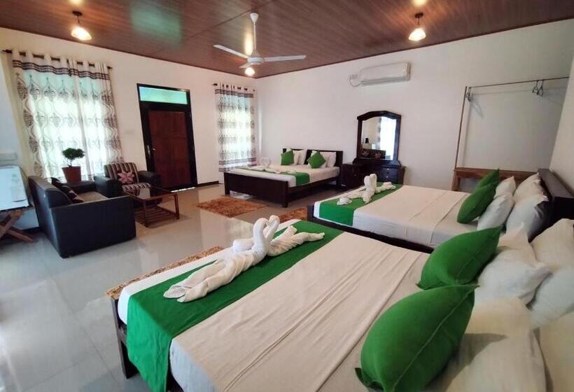 اتاق لوکس خانوادگی, Village Mango Resort Yala