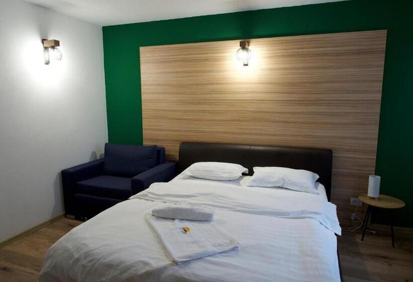 스탠다드 트리플 룸, Altitude Guest House Ranca