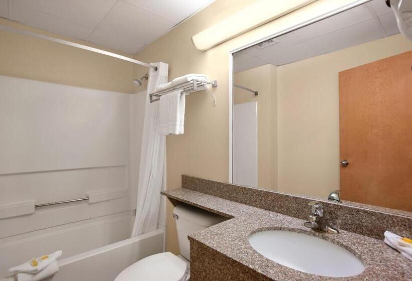 Номер Deluxe Адаптированный для Инвалидов, Days Inn By Wyndham Colchester Burlington