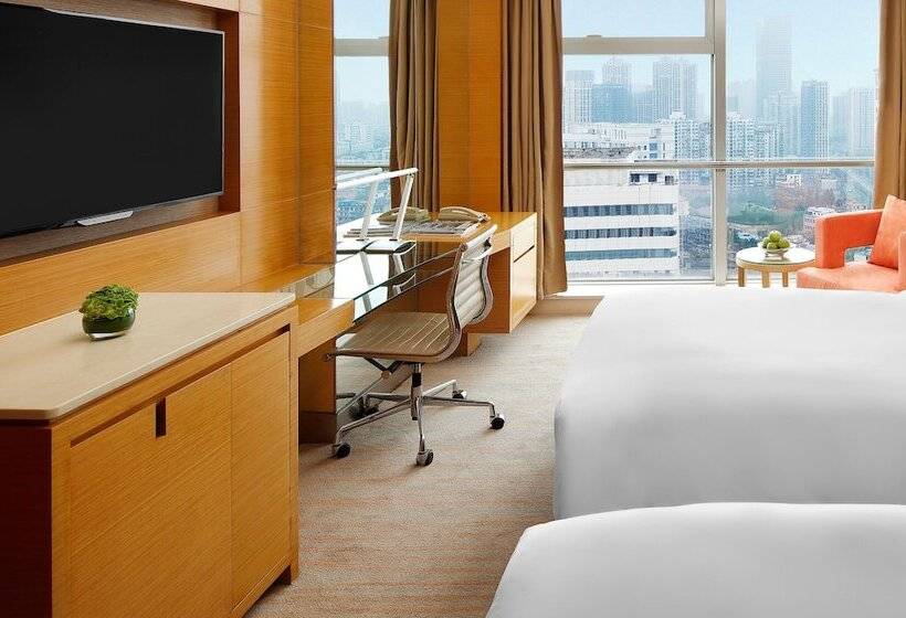 Номер Deluxe, New World Wuhan