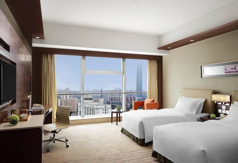 Номер Deluxe, New World Wuhan