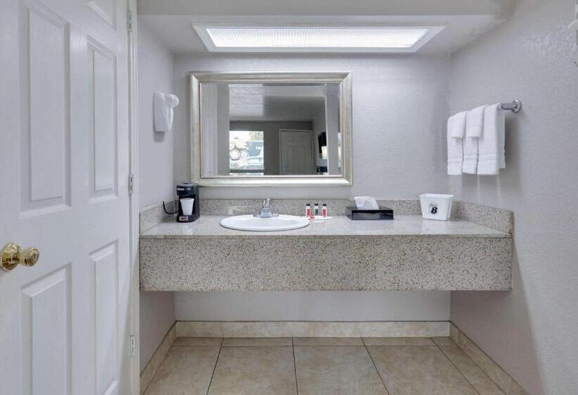 Номер Deluxe Кровать Кинг, Super 8 By Wyndham San Antonio Pearl District / Downtown
