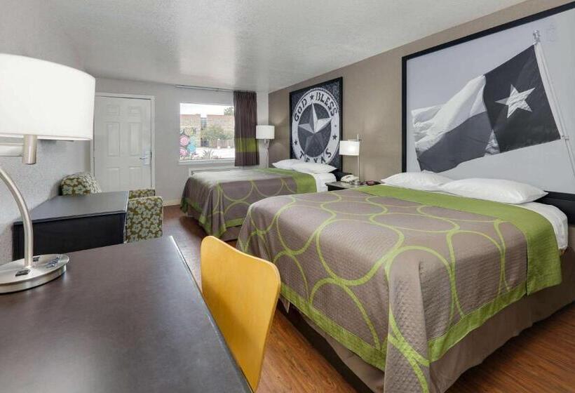 Номер Стандарт Адаптированный для Инвалидов, Super 8 By Wyndham San Antonio Pearl District / Downtown