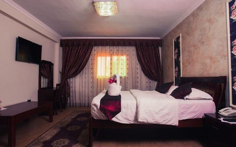 اتاق یک تخته با چشم‌انداز استخر, La Viena Health Resort