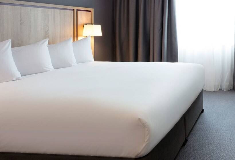 Номер Superior, Leonardo London Watford