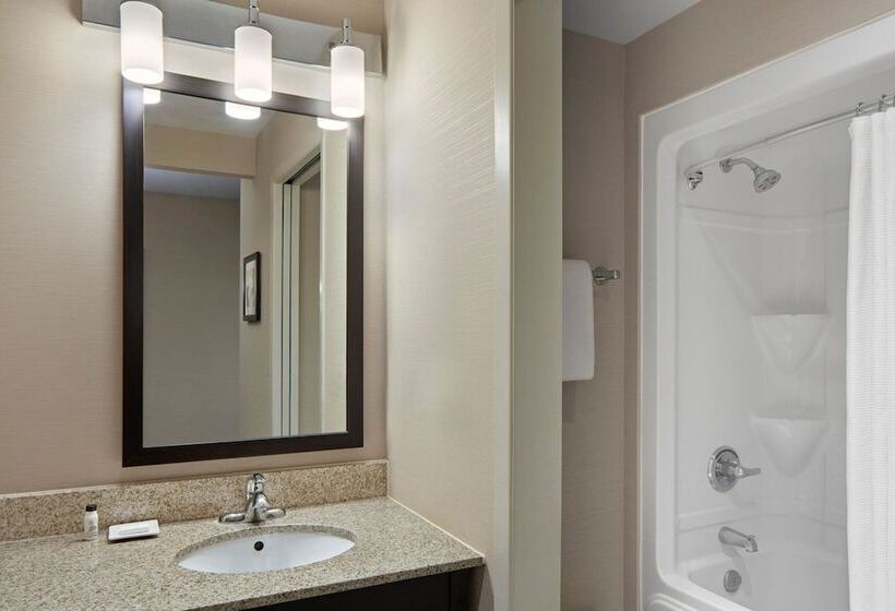 Люкс, Delta Hotels By Marriott Guelph Conference Centre