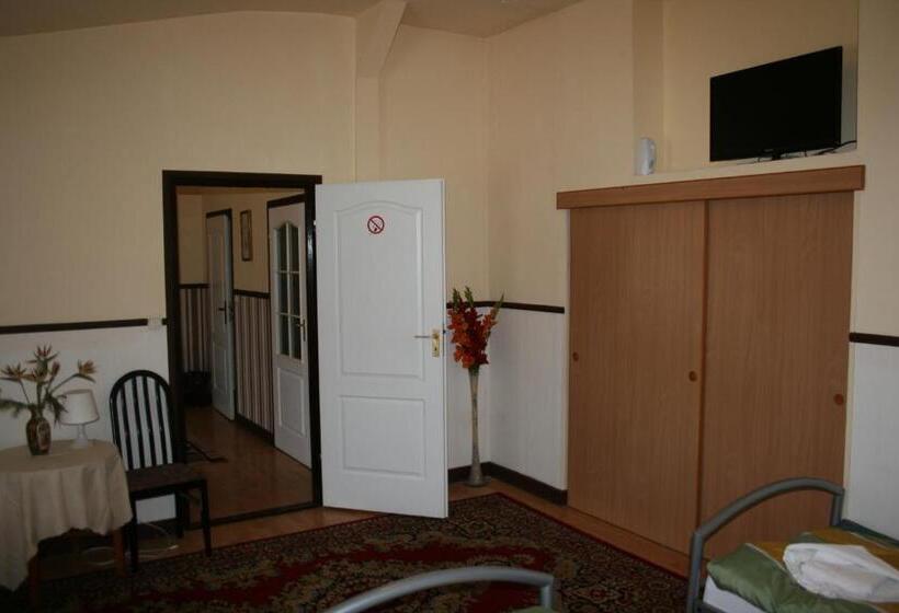 تختخواب در اتاق مشترک, Komfort Inn   Dwór Hubertus