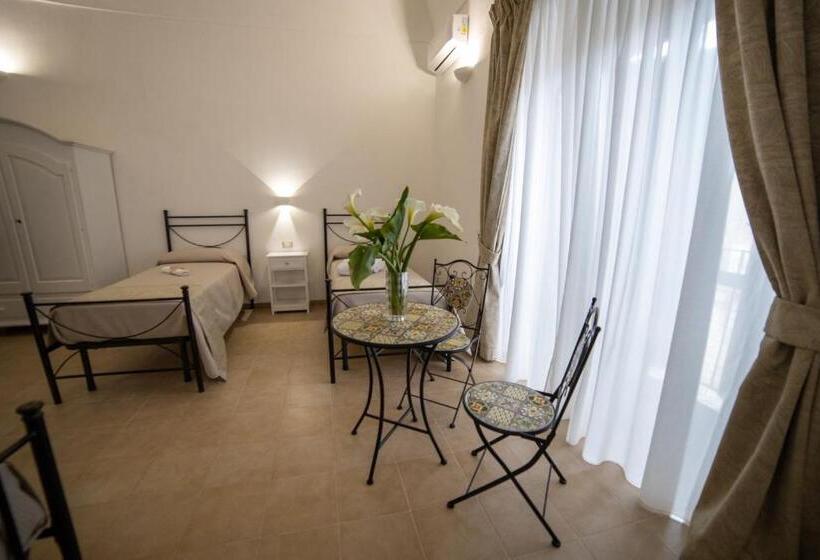 Четырехместный Номер Стандарт с Балконом, B&b Palazzo Loreto