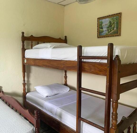 Номер Стандарт Трехместный, Hostal Los Chamos