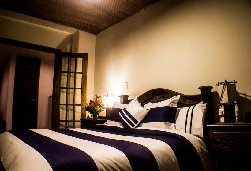 Полулюкс, Charlies Place Hotel & Spa