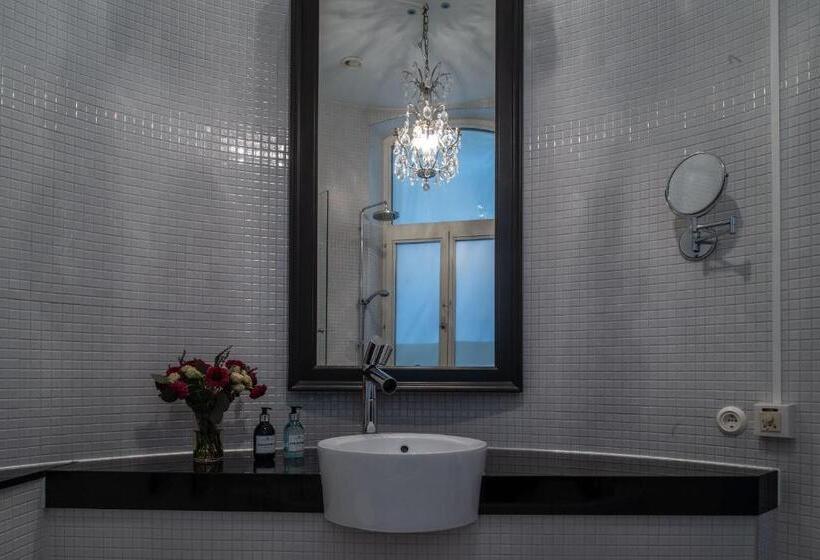 수피리어 룸, The Sparrow