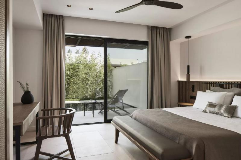 Полулюкс с Бассейном, The Olivar Suites