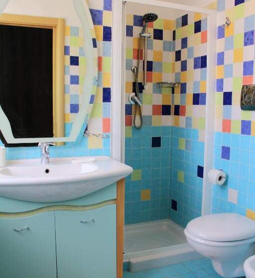 اتاق لوکس با بالکن و چشم‌انداز دریا, B&b Via Veneto
