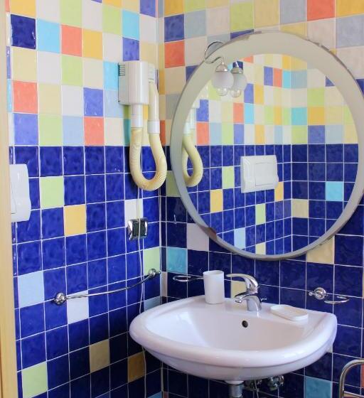 اتاق استاندارد چهار تخته با چشم‌انداز دریا, B&b Via Veneto