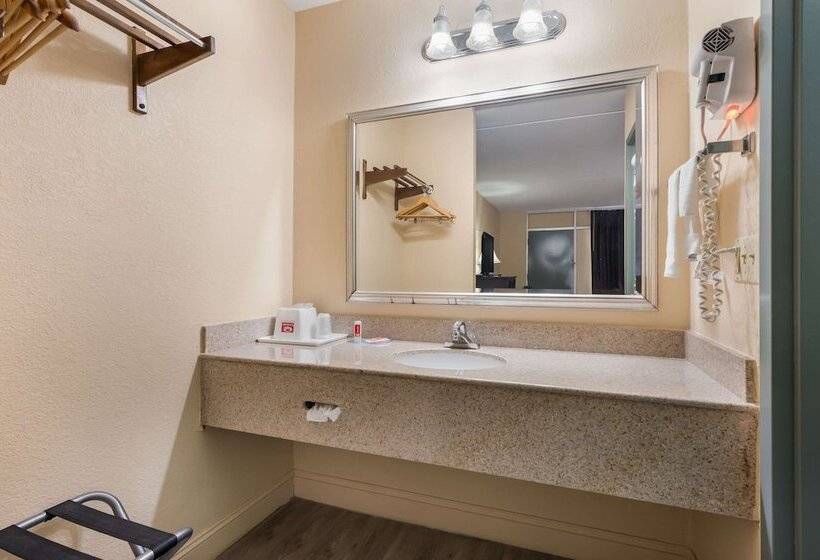 Номер Стандарт 2 Двуспальные Кровати, Econo Lodge