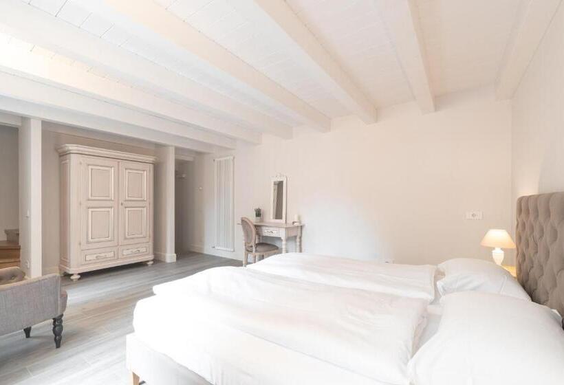 سوییت جونیور با بالکن, Antico Borgo B&b