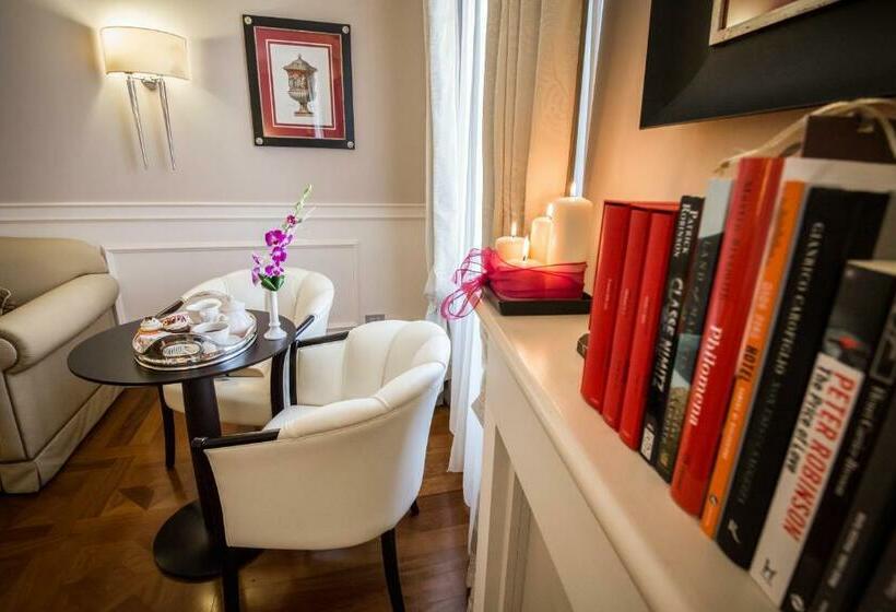 سوییت جونیور, Victoria Hotel Letterario