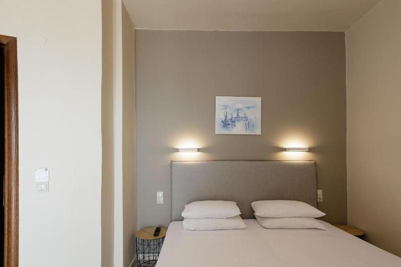 غرفة قياسية مطلّة علي البحر, Areti