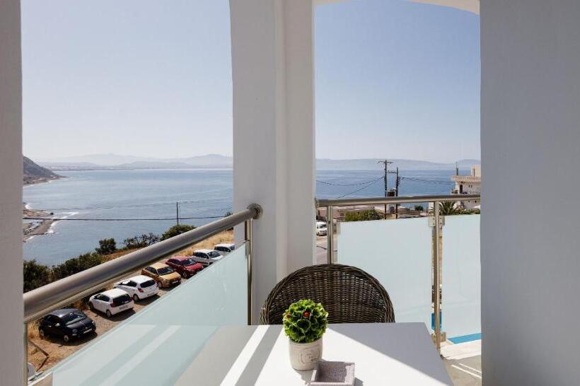 غرفة قياسية مطلّة علي البحر, Areti