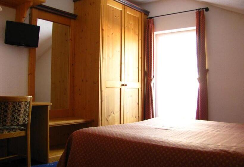 Standard Triple Room with Terrace, Nès Crépes