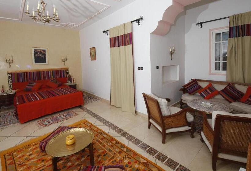 سوئیت جونیور با چشم‌انداز باغ, Hôtel Le Tinsouline