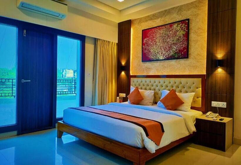 Номер Deluxe с Балконом, Sambhabana Hotel & Suites