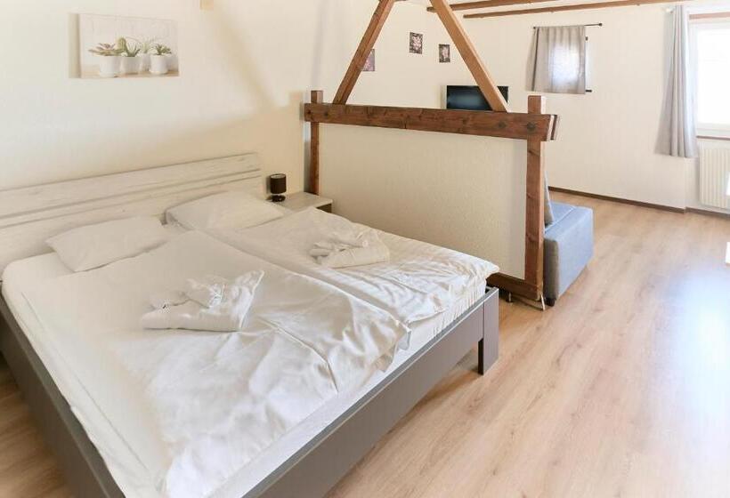 Студия Стандарт, Auberge Du Peu Péquignot
