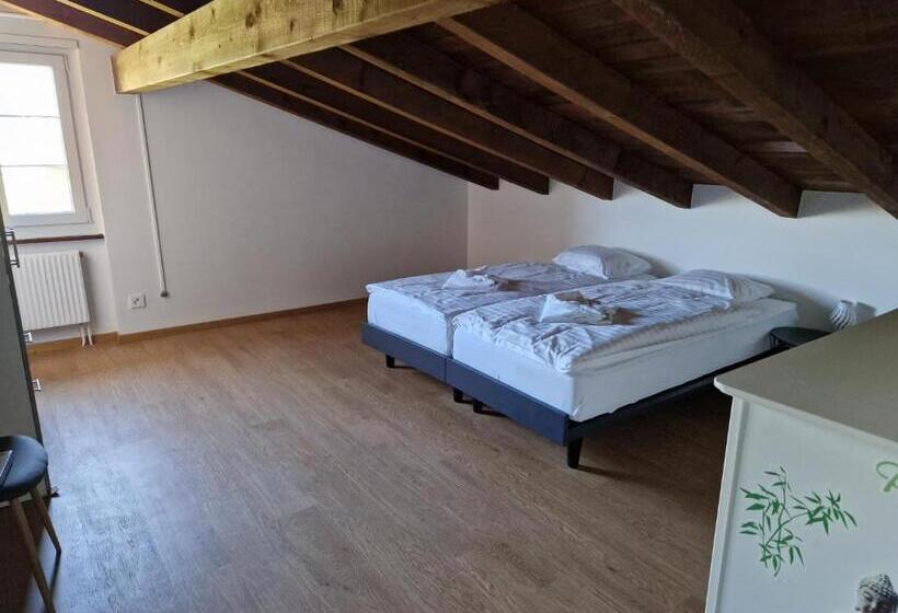Апартаменты 3 Спальни, Auberge Du Peu Péquignot