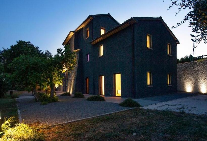 Номер Стандарт Вид на Сад, Rara Factory Design House