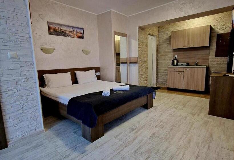 جناح جونيور عائلى, Guest House Simon Green